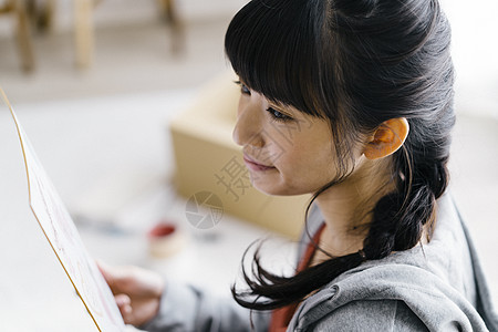 女子居家收拾房间图片