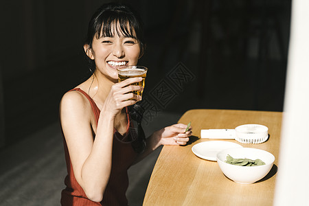 人物笑脸喝女人的生活方式夏季啤图片