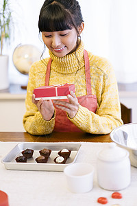 年轻女子手工制作礼物图片