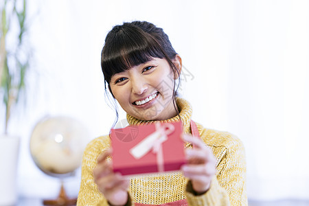 年轻女子手工制作礼物图片