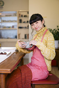 年轻女子手工制作礼物图片