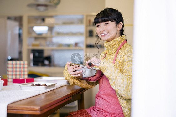 年轻女子手工制作礼物图片