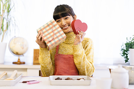 年轻女子手工制作礼物图片