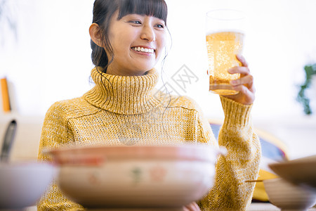 居家女子享受火锅图片