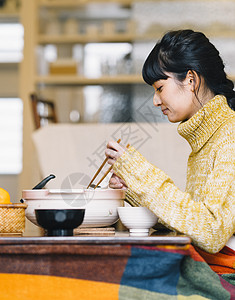 居家烹饪的女子图片