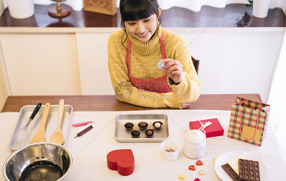 女子制作情人节礼物图片