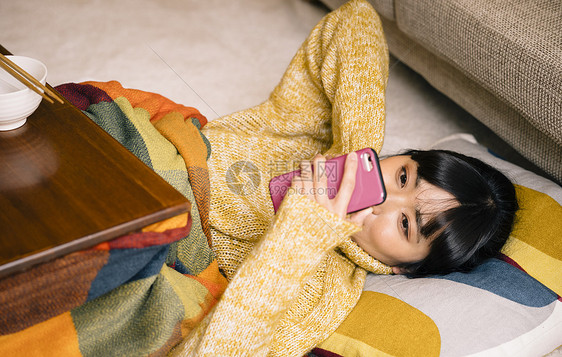 正在休息的女子图片