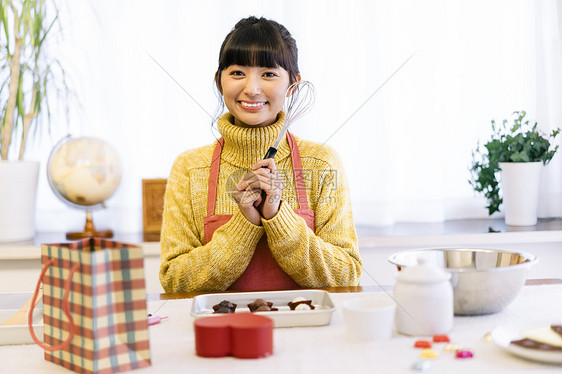 女子制作情人节礼物图片