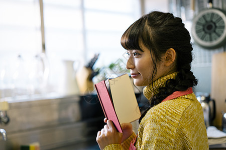 居家烹饪的女子图片