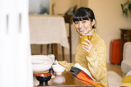 可爱女人一人食火锅背景图片