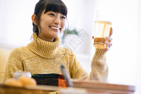 可爱女人一人食火锅图片