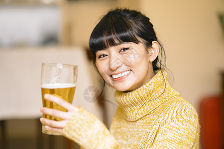 女子吃饭喝啤酒图片