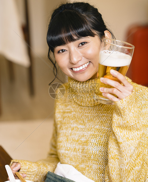 女子吃饭喝啤酒图片