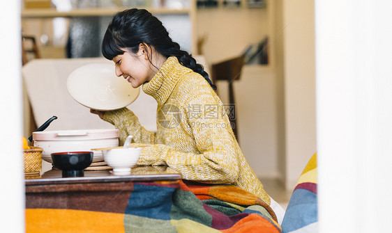 可爱女人一人食火锅图片