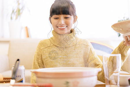 女人享受一人食背景图片