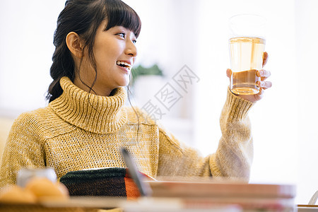 女人享受一人食背景图片