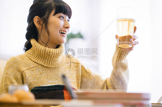 女人享受一人食图片