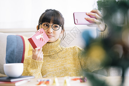 手拿礼物的女孩图片