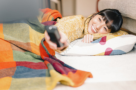 居家休息的女孩图片