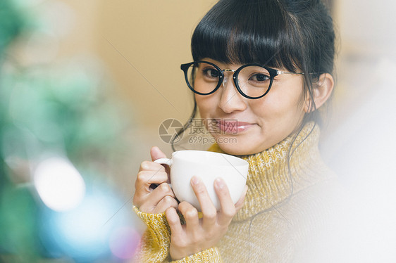 独居女子喝下午茶图片