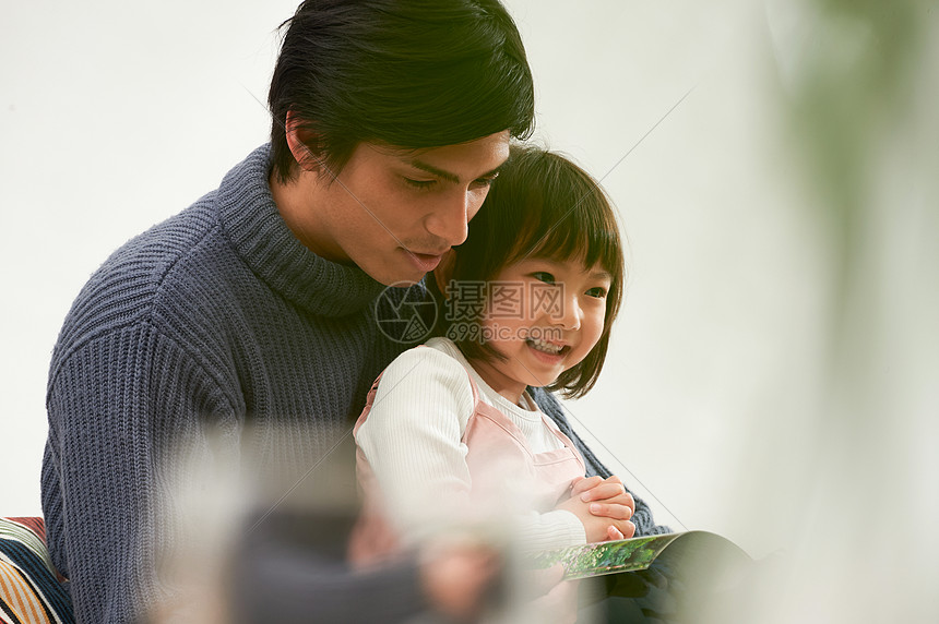 父亲和女儿玩耍图片