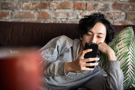睡觉玩手机图片