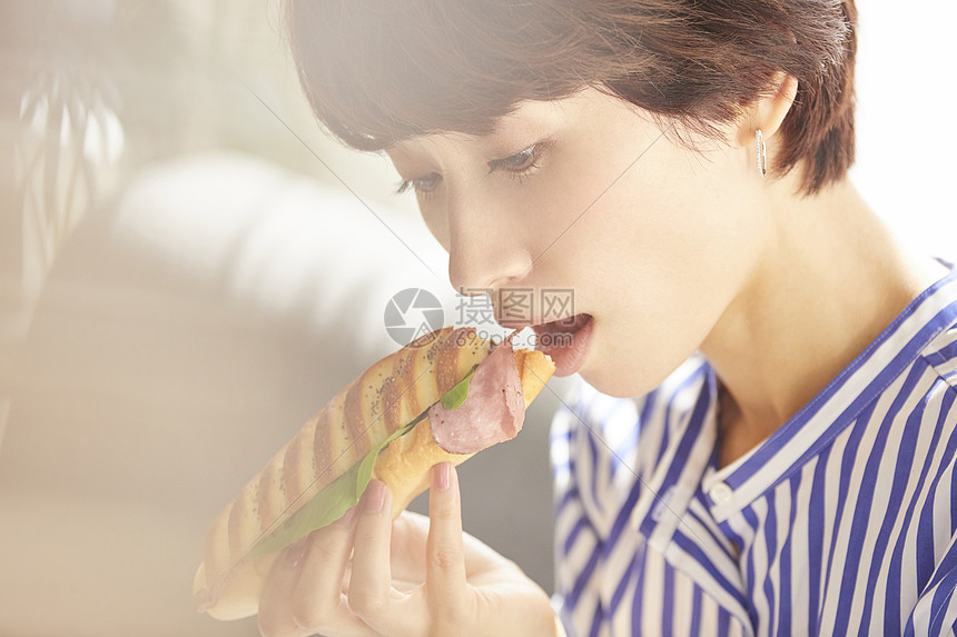 拿着三明治的成年女子图片