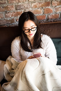 假期在家休息看手机的女孩图片