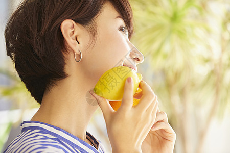吃柠檬的女人图片