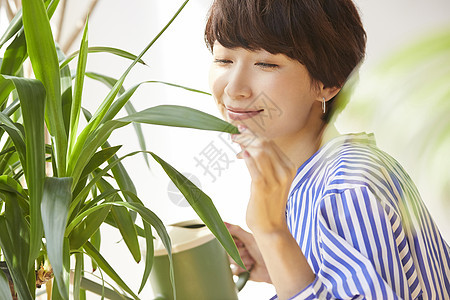 咖啡店工作的女人图片