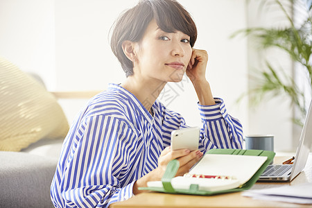 短发女人居家办公图片