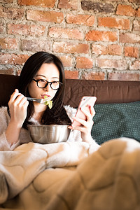 看着智能手机的女人图片