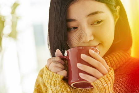 女人在家喝咖啡的生活图片