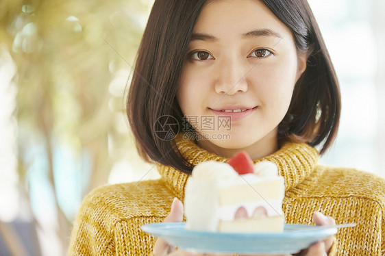 女孩开心的端着蛋糕图片