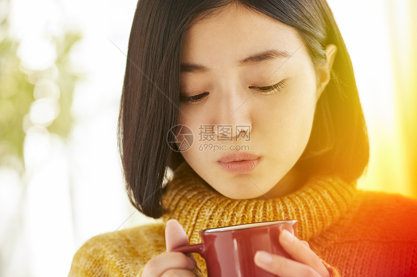 女人独自生活喝咖啡图片