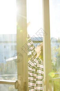 居家休息的年轻女孩图片