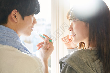 早晨刷牙洗漱对视的夫妻图片
