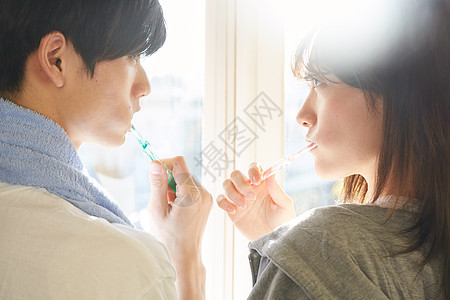 刷牙对视的年轻夫妇图片