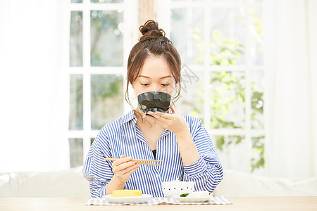 早晨独自用餐的年轻女子图片