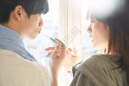 早晨刷牙的年轻夫妇图片