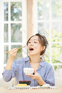 居家吃早餐的年轻女子图片