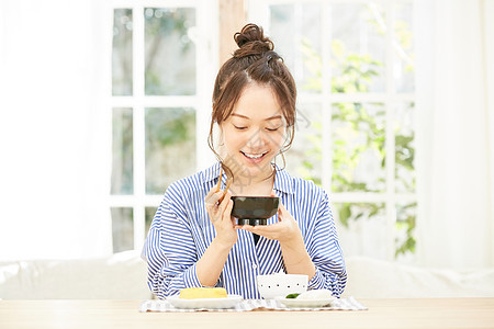 居家独自用餐的年轻女子图片