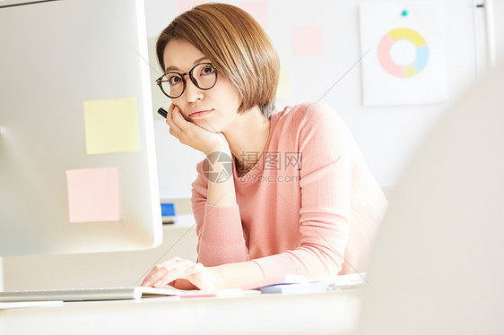 职场办公室女性图片