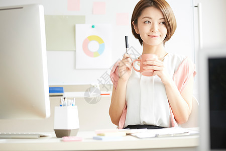 居家在家多彩生活的年轻女性图片