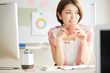 居家在家多彩生活的年轻女性图片