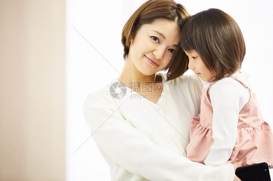 母亲抱着可爱的女儿图片