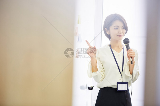 美丽的职业女性商务演讲图片