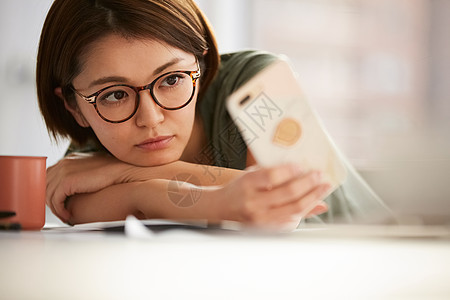 室内职业女性看手机图片