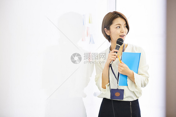 同伴在窗户旁商业女商人研讨会演示文稿图片