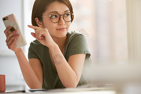 同伴职场女强人女商人智能手机图片